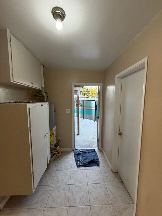 Building Photo - Affordable 3 BD 2 BA house in SW Bakersfield on a corner lot