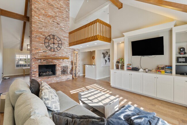 Building Photo - 7 Oak Tree Cir