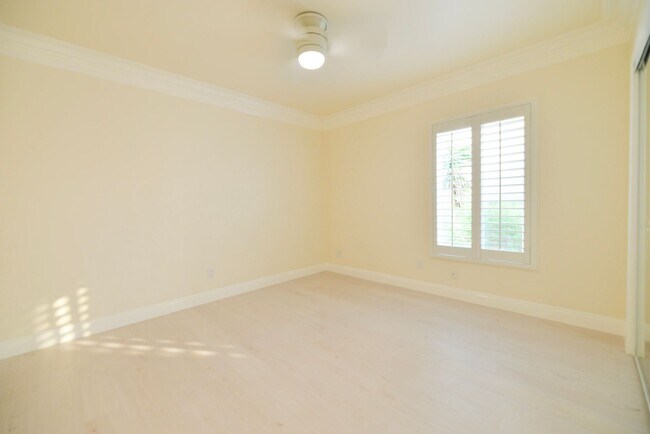 Building Photo - 412 Avenida Santa Barbara
