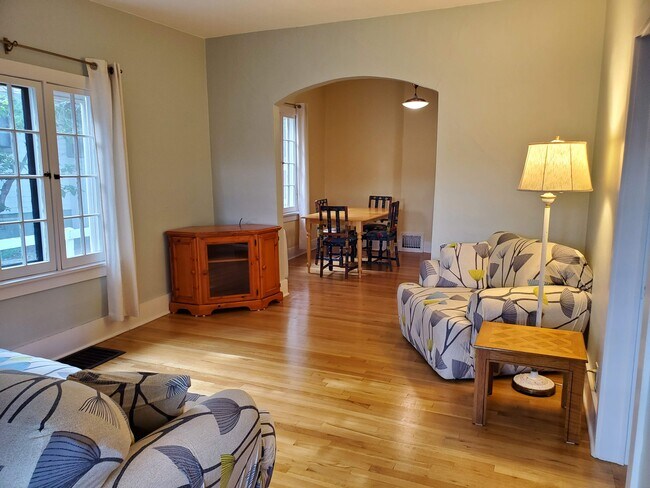 Building Photo - 607 Floral Ave