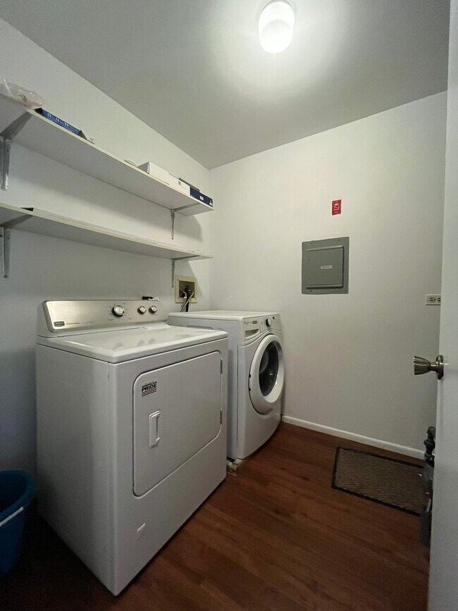 Building Photo - 355 Lambert Dr