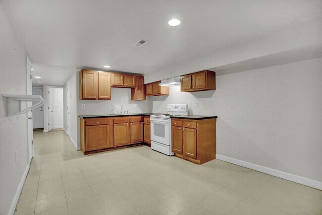 Building Photo - 421 Elrino St