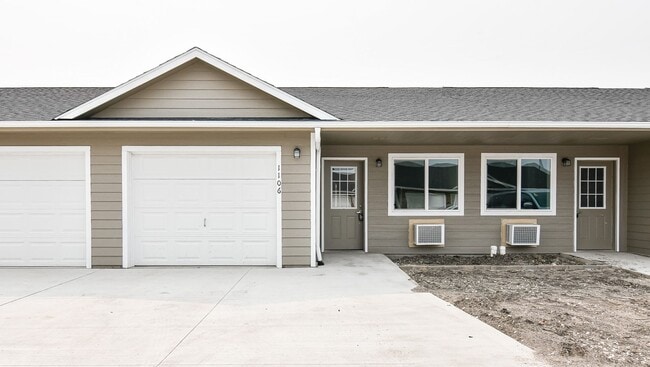 Building Photo - 3 Bedroom, Single-story Townhomes for rent...
