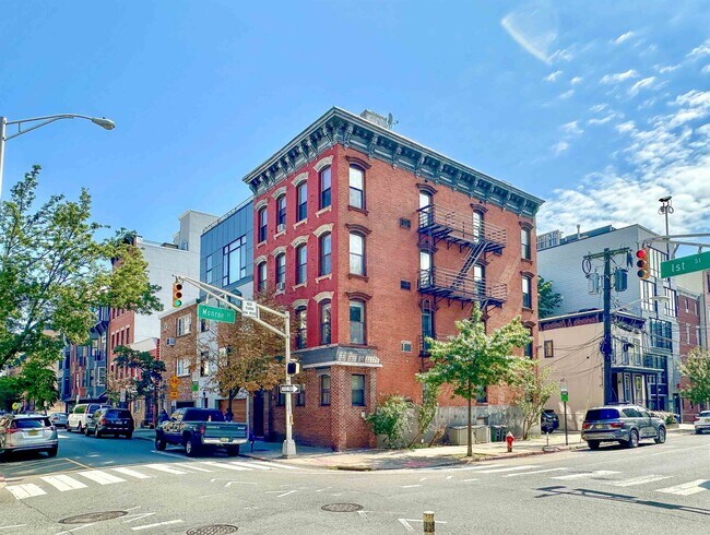 Building Photo - 565 1st St