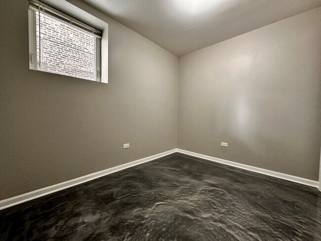Building Photo - Amazing 4-bed Duplex by UIC
