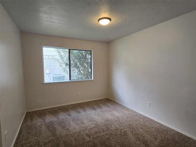 Building Photo - 610 Woodlake Cir