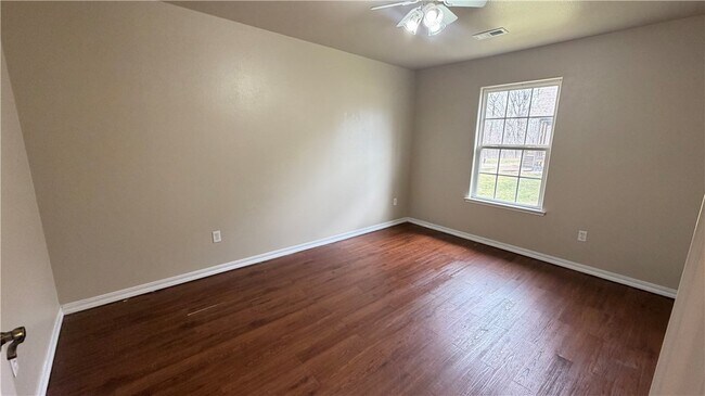 Building Photo - 77 Ingleborough Dr