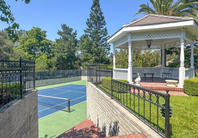 Building Photo - Exceptional Executive Estate With Pool and Tennis Court