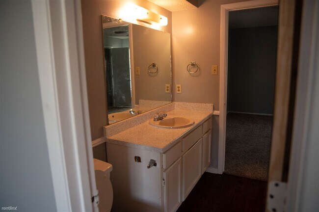Building Photo - 2 br, 1 bath Townhome - 5803 Shadydell Dr