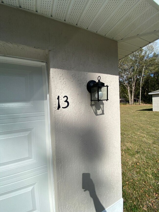 Building Photo - *** NOT AVAILABLE TO SHOW TILLL MID APRIL *** Custom Home - Desirable SE Ocala Neighborhood 3/2/2...