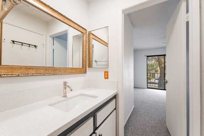Building Photo - Immaculate two story townhome style condo ...