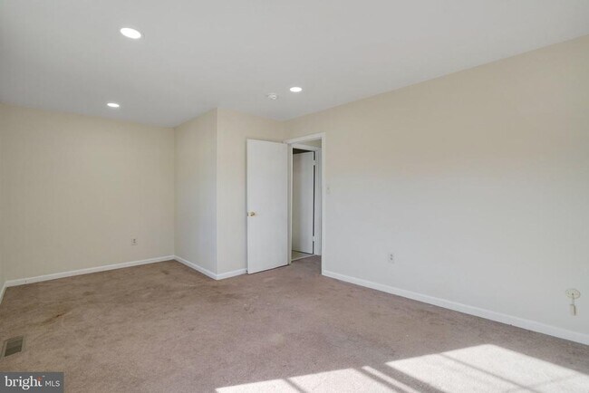 Building Photo - 9 Park Square Dr