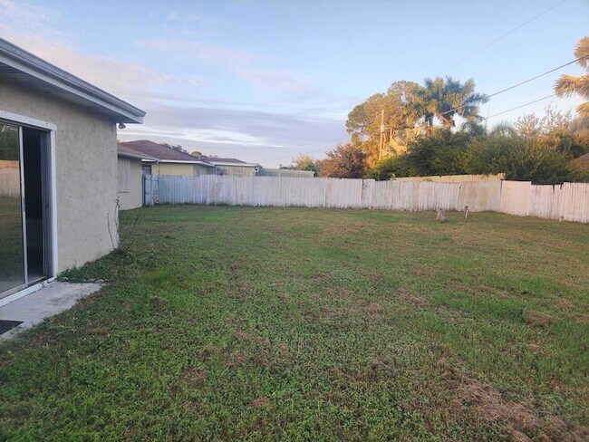 Building Photo - 1197 SW Heather St