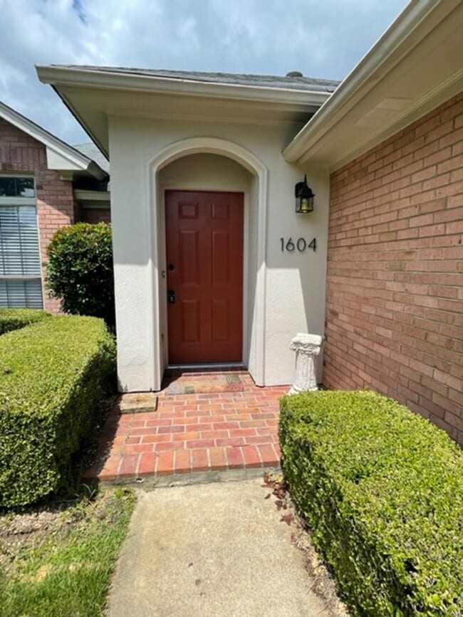 Building Photo - 1604 Queen Elizabeth Ct