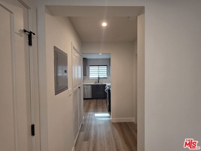 Building Photo - 3660 Watseka Ave