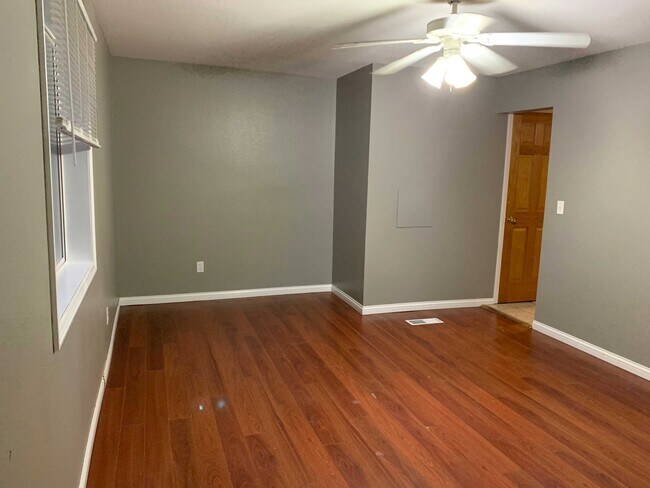 Building Photo - 603 #22nd St Apt 2