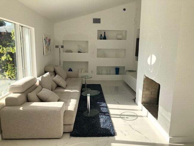 Building Photo - 9007 NE 10th Ave