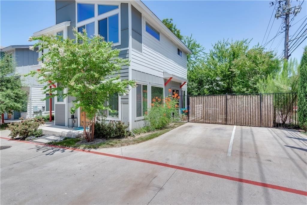 Shared Parking - 900 Banister Ln