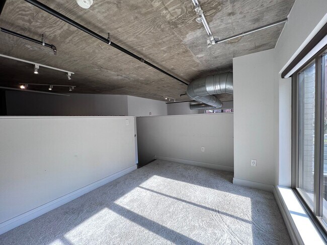 Building Photo - Large, Upgraded 2 Bed/2 Bath Loft off Mass...