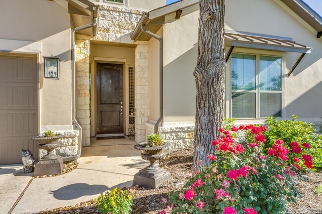 Building Photo - GORGEOUS 3-BEDROOM, 3-BATHROOM SINGLE STOR...