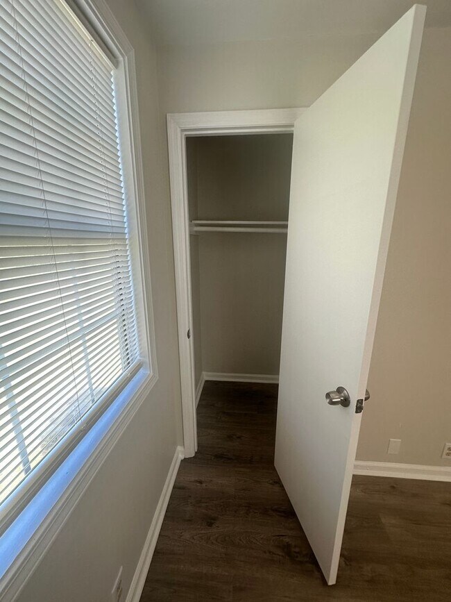 Building Photo - Charming home Close to VSU