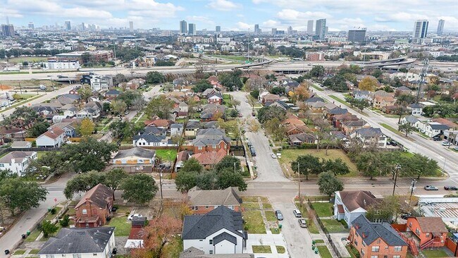 Building Photo - 2406 Truxillo St