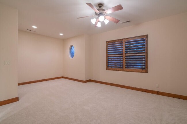 Building Photo - 340 Le Grande Cir