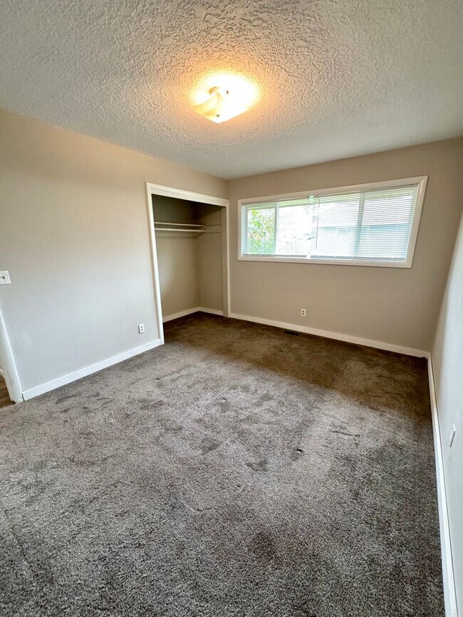 Building Photo - Large 2 Bed, 1 Bath Duplex Apartment with Parking