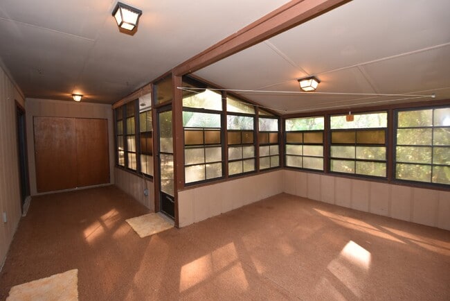 Building Photo - Lovely, 2 bedroom townhome in the Villages...