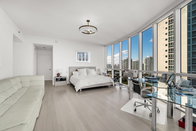 Building Photo - 16001 Collins Ave