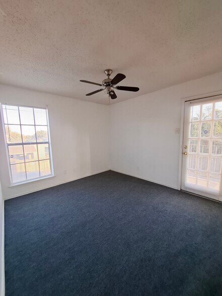 Building Photo - 9520 Royal Ln