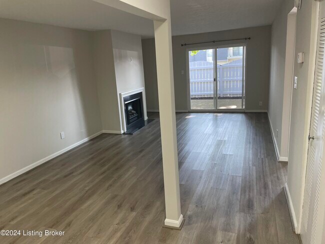 Building Photo - 1002 La Fontenay Ct