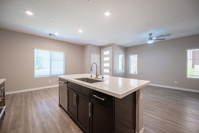 Building Photo - 600 N Carriage Hill Dr