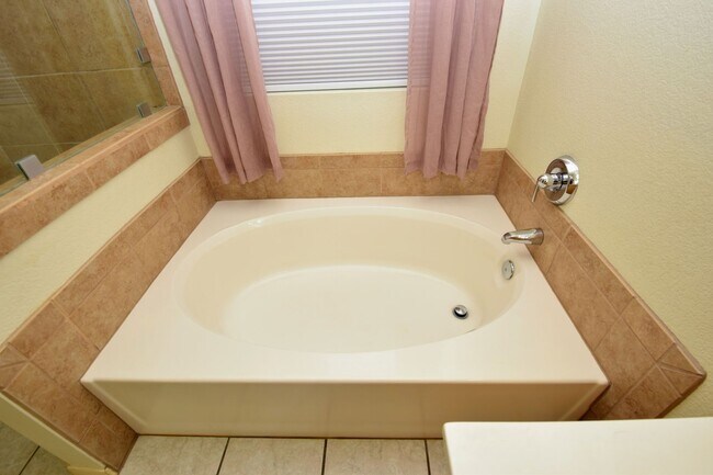 Building Photo - Bright & Open SE Tucson 3 Bed 2 Bath with ...