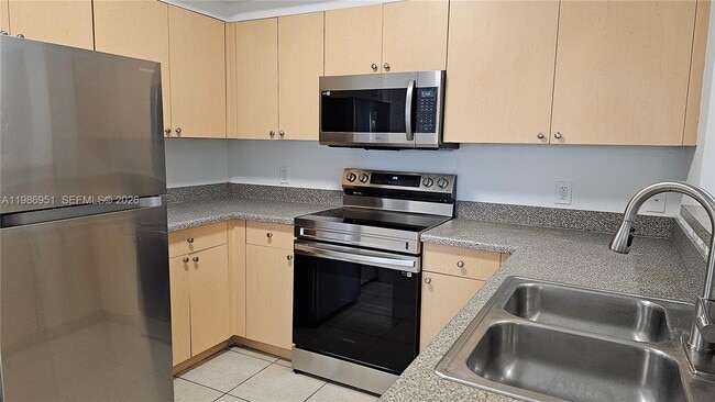 Building Photo - 8040 N Nob Hill Rd