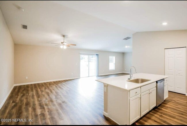 Building Photo - 1702 SW Airoso Blvd