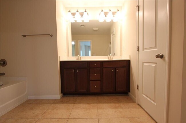 Building Photo - 2132 Greencrest Cir