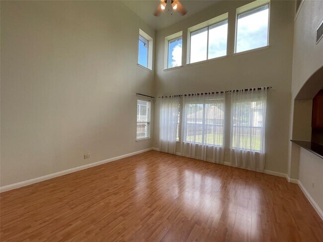 Building Photo - 10401 Yellowstone Dr