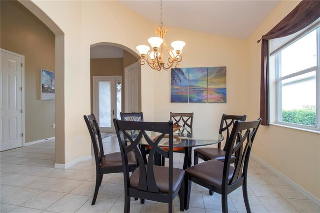 Building Photo - 275 Dahlia Ct
