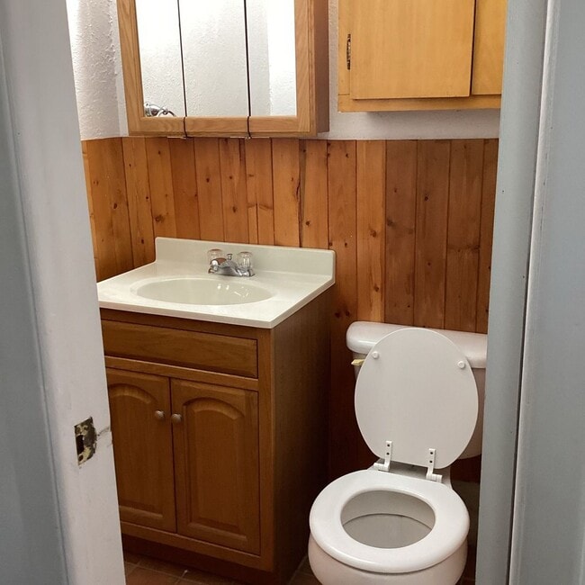 Building Photo - CUTE 4 BEDROOM / 1.5 BATHROOM HOUSE IN LAMAR MO!! WITH CAR GARAGE!