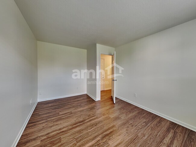 Building Photo - 1245 Cloverview St