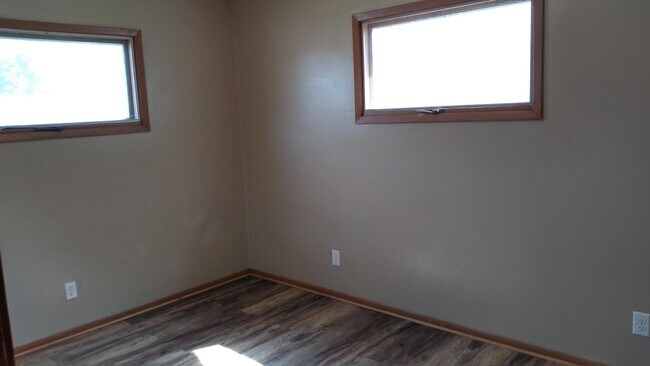 Building Photo - 1915 E Dodge St