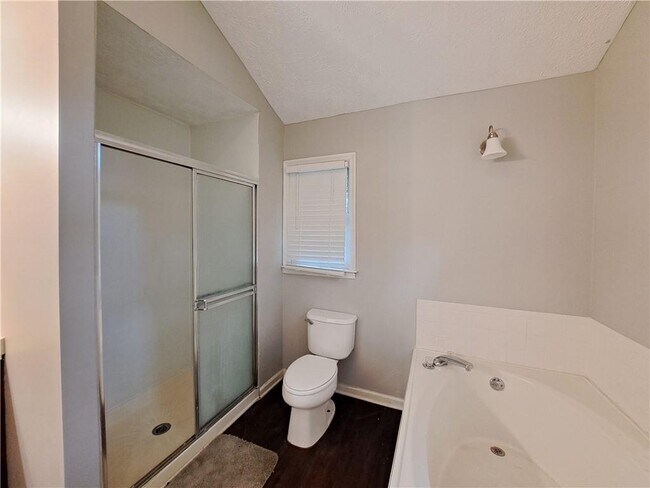 Building Photo - 844 Chandler Dr SW