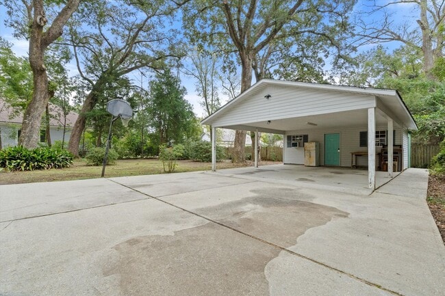 Building Photo - Charming Cottage-Style Home in the Heart of Fairhope, Alabama