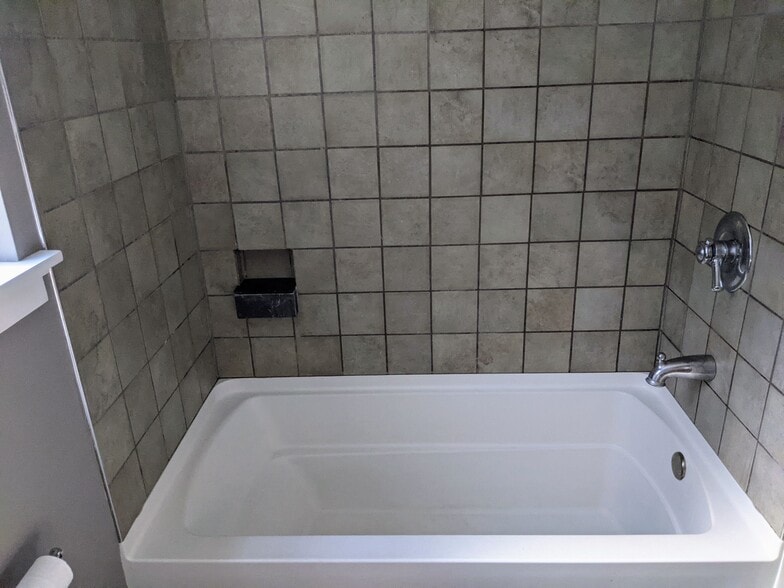 Full size deep tub with unlimited hot water - 513 NE 9th St