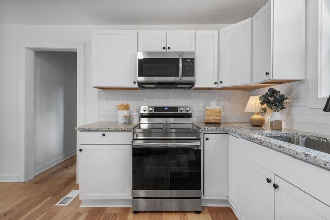 Building Photo - Modern Charm in Desirable East Ridge Neighborhood