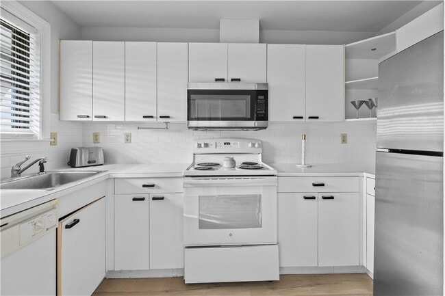 Building Photo - 580 Thames St