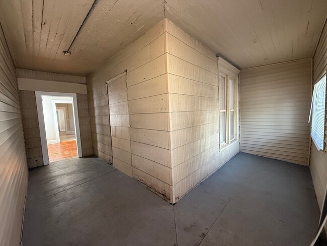 Building Photo - 4 Bedroom, 1.5 Bath Home – Swan Neighborho...