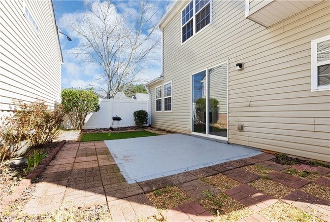 Building Photo - 317 W Oaks Trail