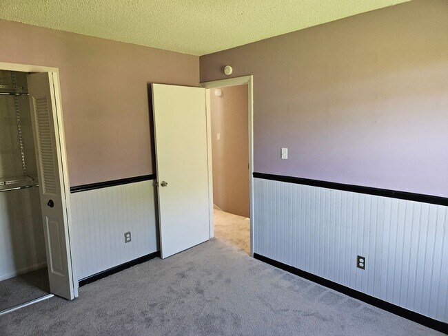 Building Photo - Oak Springs